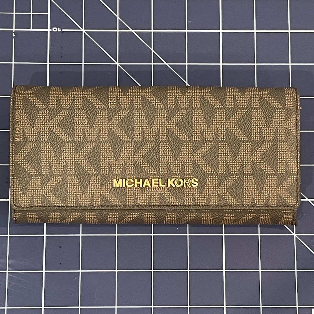 Authentic Michael Kors logo wallet. Preloved. Snap closure. Make an offer.